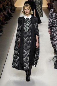 edie_fendi_aw18_theimpression_1.thumb.jpg.811fc57b327fd68abaadb5f47b479ae7.jpg