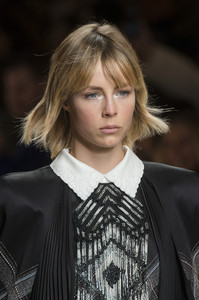 edie_fendi_aw18_theimpression_2.thumb.jpg.0c43097f786e731b37cba1eeff85bb5a.jpg