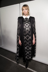 edie_fendi_aw18_theimpression_4.thumb.jpg.f45882b9282f23a790fe52b24a21927c.jpg