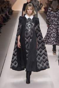 edie_fendi_aw18_vogue.thumb.jpg.ae1cf1c5a1dbabd22d642097f6aa0902.jpg