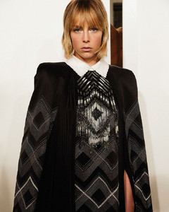 edie_fendi_aw18_vogueparis_1.thumb.jpg.b286df645c978fd215e9f6114944772f.jpg