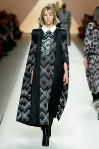 edie_fendi_aw18_wwd_1.thumb.jpg.6cd2bd47b566187bbf1ae1f2d01d046b.jpg