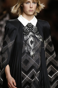 edie_fendi_aw18_wwd_2.thumb.jpg.87dc3af0b89e9e30bfaa8cc467675b9a.jpg
