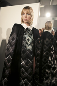 edie_fendi_aw18_wwd_4.thumb.jpg.a316cf133b096df4ce05221033e82d15.jpg