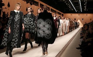 edie_fendi_aw18_youthxyz.thumb.jpg.4e1d16a0ef39ef665816cc00ef9015ac.jpg