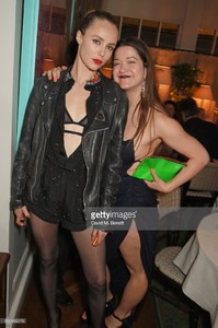 edie_love_miumiu_party_19feb18_gettyimages_4.thumb.jpg.0b1756668ead8f1402fd43225822e972.jpg