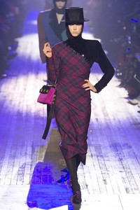 edie_marc_jacobs_aw18_vogue_1.thumb.jpg.c949438846a5350195dd4a72574f4804.jpg