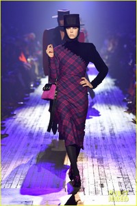 edie_marcjacobs_aw18_justjared_1.thumb.jpg.6ba79a2056f8ae64baf1be8d2e6f5e63.jpg