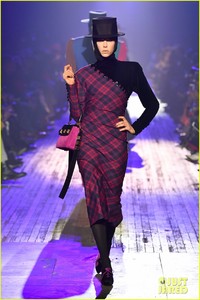 edie_marcjacobs_aw18_justjared_2.thumb.jpg.4f4984eda95f810802bd390671a03d2f.jpg