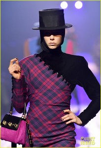 edie_marcjacobs_aw18_justjared_4.thumb.jpg.8680b0545d50cb448a2495ee5260bc98.jpg