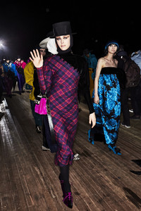 edie_marcjacobs_aw18_sonnyphotos.thumb.jpg.eece7c34ed34641f3ab362e5f3b89cba.jpg