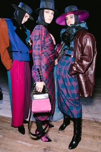 edie_marcjacobs_aw18_vogue.thumb.jpg.f54ca5eebeaf2b61be6bbc781c1deb8f.jpg