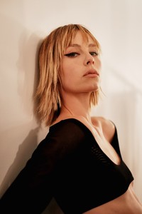 edie_mollygoddard_aw18_vogue_1280_2.thumb.jpeg.407abdf49c5ecabb53f3bdc37ad8ed93.jpeg