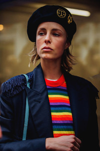 edie_symondspearmain_aw18_vogue_3.thumb.jpg.8b26b724feaf89498c77cd358e5dc61c.jpg