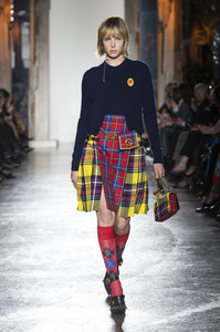 edie_versace_aw18_achtungmode.thumb.jpg.6aed702af33a19e070cbd6b801af45d6.jpg