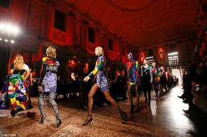 edie_versace_aw18_dailymail_2.thumb.jpg.831bc1006f7e6413aeb62b199d1a6c45.jpg