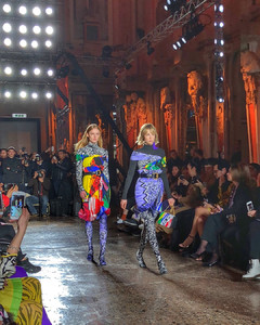 edie_versace_aw18_mrboliu.thumb.jpg.009eb100e39233fe9f8ebb99b4165243.jpg