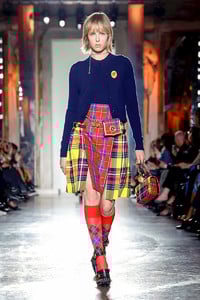 edie_versace_aw18_nowfashion_1.thumb.jpg.7154a79a87515e7cee366051ccee90b1.jpg