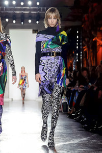 edie_versace_aw18_nowfashion_2.thumb.jpg.b4065a5273814287858c9a417ebe0033.jpg