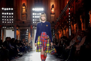 edie_versace_aw18_nowfashion_3.thumb.jpg.edd77dd17dc93ed481bc6b5a907c827d.jpg