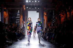 edie_versace_aw18_nowfashion_4.thumb.jpg.3ac951b352945de59ce3d85025ad7956.jpg