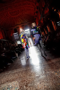 edie_versace_aw18_nowfashion_5.thumb.jpg.494cfcf88b2d2c734f822a4b42e4b389.jpg