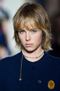 edie_versace_aw18_theimpression_1.thumb.jpg.a240a6058246687475cd4a6cf450c28e.jpg