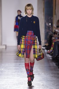 edie_versace_aw18_theimpression_1.thumb.jpg.ed3f4f40e53df67fb9871d829e3b7745.jpg
