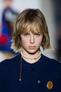 edie_versace_aw18_theimpression_2.thumb.jpg.83fcd700f819d939d8b9c9e13b4f9f4e.jpg