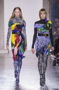 edie_versace_aw18_theimpression_2.thumb.jpg.8caba3b40c07c3fd68336bec302ea1d1.jpg