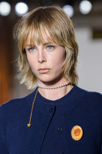 edie_versace_aw18_theimpression_3.thumb.jpg.9eaa45100003a00fbc1723dee7a64999.jpg