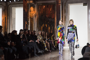 edie_versace_aw18_theimpression_6.thumb.jpg.57d41b24b69b8da3253116ca5388667d.jpg