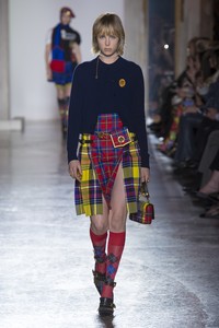edie_versace_aw18_vogue_1.thumb.jpg.18a2f4de07f88db5c709543d5b0e8dbd.jpg
