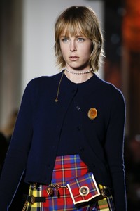 edie_versace_aw18_vogue_2.thumb.jpg.f5b292ce457221d0b9756d1e6c16f4bd.jpg