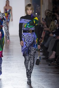 edie_versace_aw18_vogue_3.thumb.jpg.aceb2d86886b93ab7f41125129bfa691.jpg