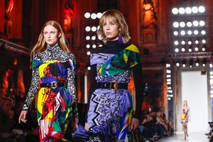 edie_versace_aw18_vogue_3000.thumb.jpeg.fa15304738a00e06d85598d1186463e3.jpeg