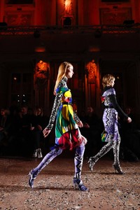 edie_versace_aw18_vogue_4.thumb.jpg.5aae24086ae54c69b2fa67015f0400da.jpg