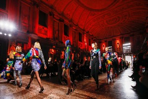 edie_versace_aw18_vogue_5.thumb.jpg.2be44d7ab32629ccab1831f4da98bc59.jpg