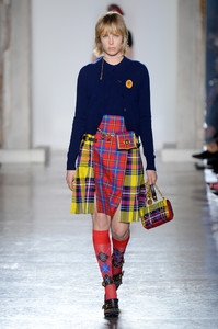 edie_versace_aw18_wwd_1.thumb.jpg.bc3c95d7f0ad85e7003e00349729a328.jpg