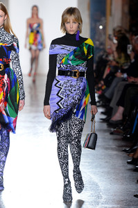 edie_versace_aw18_wwd_2.thumb.jpg.2fdab3f3a43314d551537b225ec5a76f.jpg