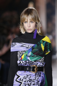 edie_versace_aw18_wwd_4.thumb.jpg.76aa2ab13e3e5949395843e92c7c770d.jpg
