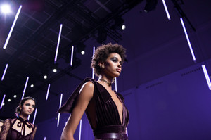 elie-saab-atm-rf17-8526.thumb.jpg.66c7b11b3bf89695f0e887caaf8bbaab.jpg
