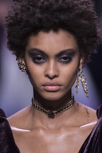 elie-saab-clpa-rf17-4882.thumb.jpg.d4a6a2b310918fceed760fa8b6e9f21a.jpg
