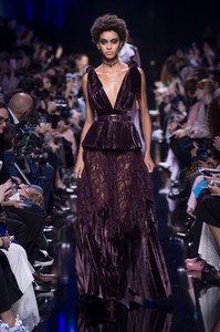elie-saab-rf17-1229.thumb.jpg.7ba9f4a8bef6943b9392f548b37571c0.jpg