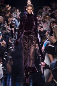 elie-saab-rf17-1372.thumb.jpg.fa1076eb789d1251a0585f2edd4e9e42.jpg