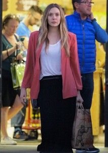 elizabeth-olsen-shops-for-groceries-at-trader-joes-in-los-feliz-0.jpg