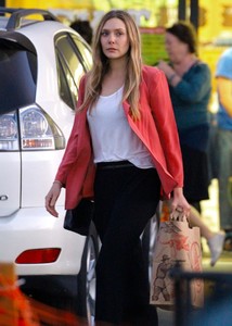 elizabeth-olsen-shops-for-groceries-at-trader-joes-in-los-feliz-2.jpg