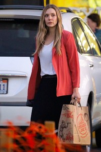 elizabeth-olsen-shops-for-groceries-at-trader-joes-in-los-feliz-4.jpg