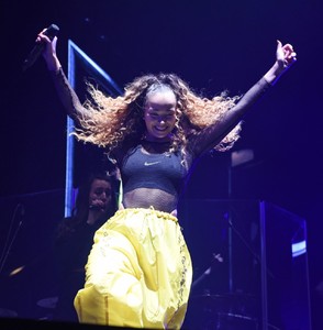 ella-eyre-performs-live-at-manchester-arena-10.jpg