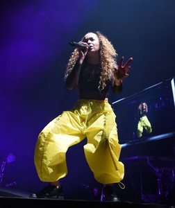 ella-eyre-performs-live-at-manchester-arena-11.jpg